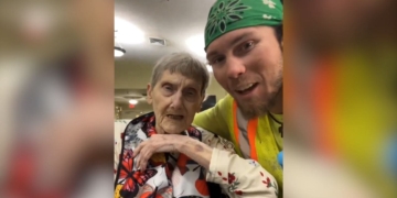 Joven hacer que su abuela con Alzheimer le recuerde