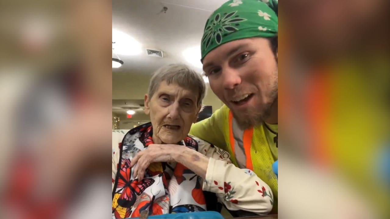 Joven hacer que su abuela con Alzheimer le recuerde