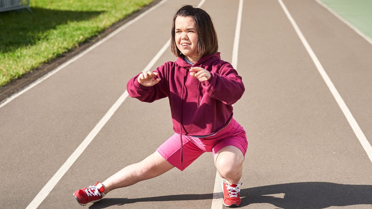Persona con acondroplasia haciendo deporte