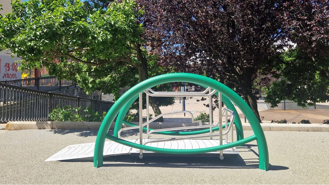 Bilbao instala columpios adaptados para personas en silla de ruedas que «estimulan el equilibrio y el juego»