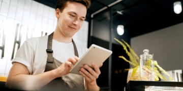 Camarero con cervicobraquialgia y hallux Valgus logra la incapacidad permanente total