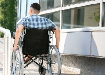 ¿Qué hacer si un edificio público no tiene rampas o ascensores?