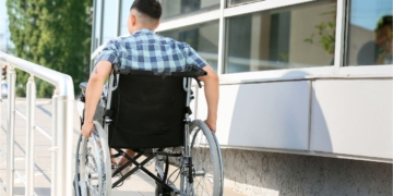 ¿Qué hacer si un edificio público no tiene rampas o ascensores?