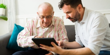 'Voces en red', proyecto para paliar la soledad no deseada de personas mayores