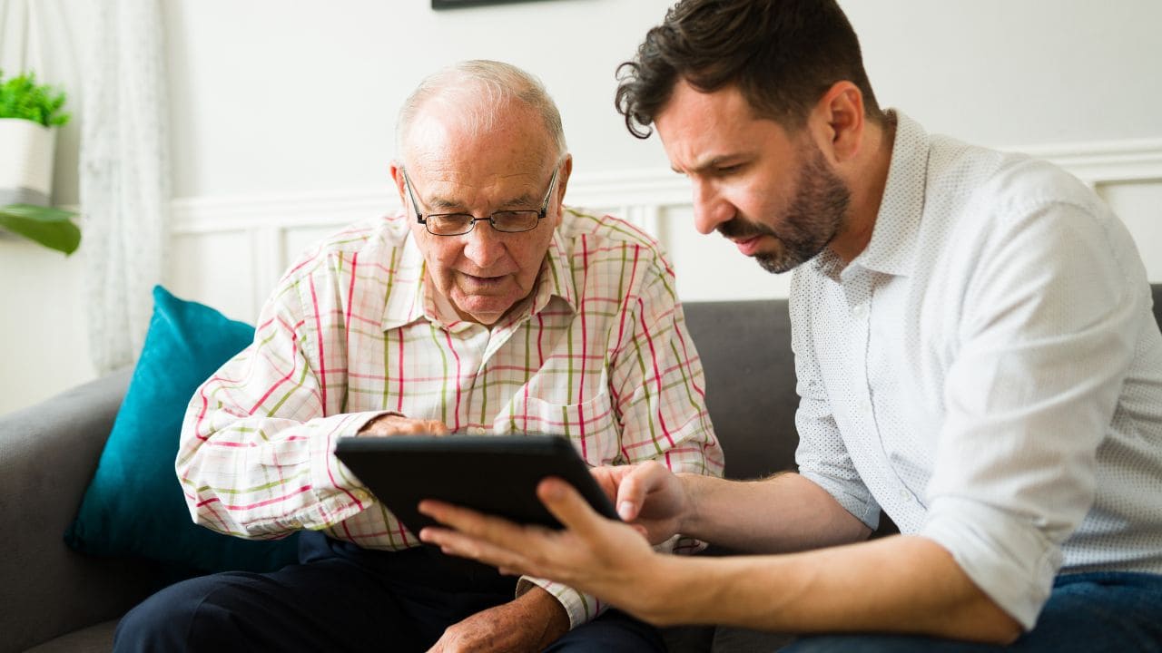 'Voces en red', proyecto para paliar la soledad no deseada de personas mayores