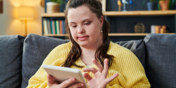 Cursos fáciles y gratuitos para personas con discapacidad intelectual: así es la web de Plena inclusión