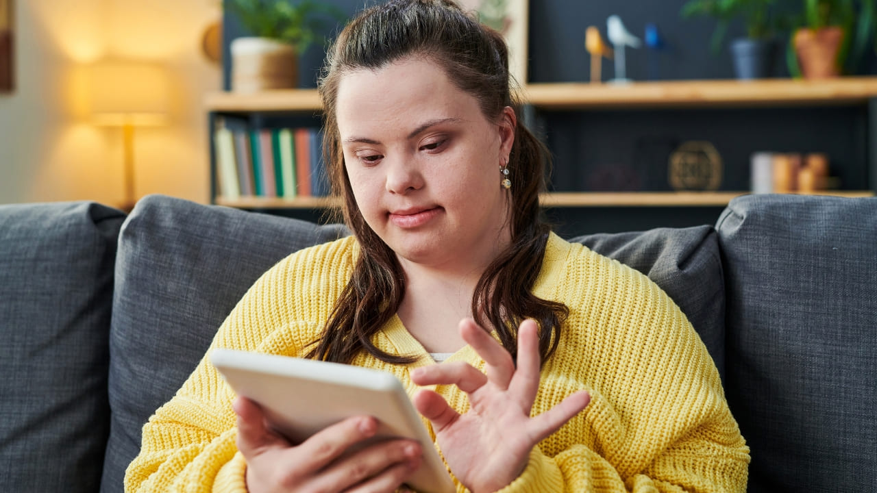 Cursos fáciles y gratuitos para personas con discapacidad intelectual: así es la web de Plena inclusión