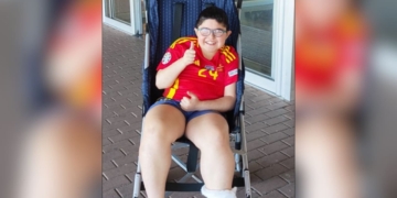 Daniel Esteve regala nueva silla de ruedas a Héctor, un niño con enfermedad de Duchenne