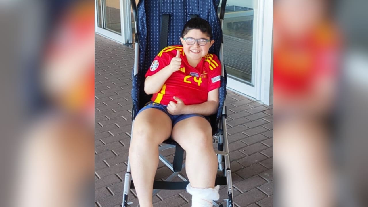 Daniel Esteve regala nueva silla de ruedas a Héctor, un niño con enfermedad de Duchenne