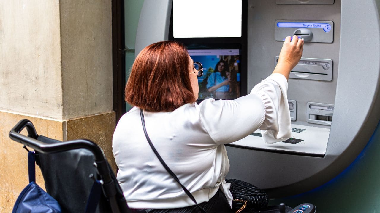 Mejoras de accesibilidad en los cajeros automáticos de España