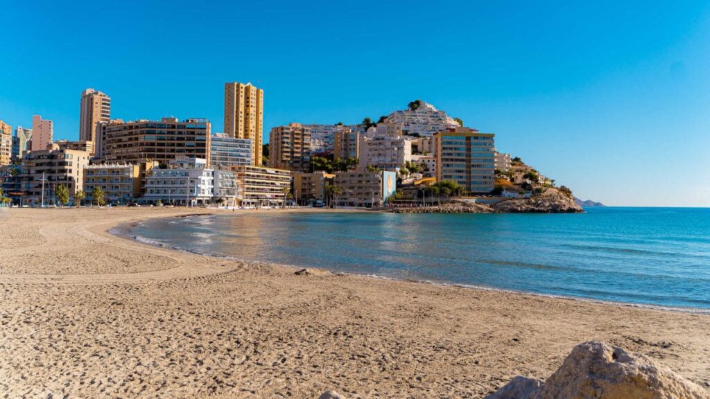 La Cala de Finestrat, en Alicante, es accesible para las personas con discapacidad y cuenta con una pasarela para acceder a la orilla