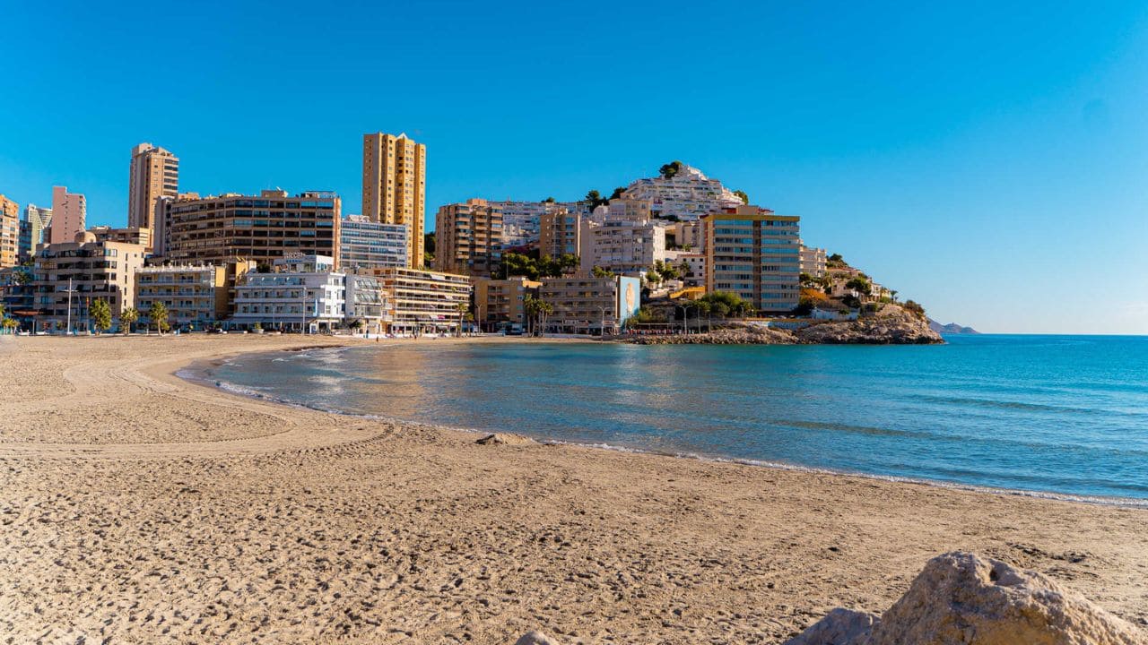 La Cala de Finestrat, en Alicante, es accesible para las personas con discapacidad y cuenta con una pasarela para acceder a la orilla