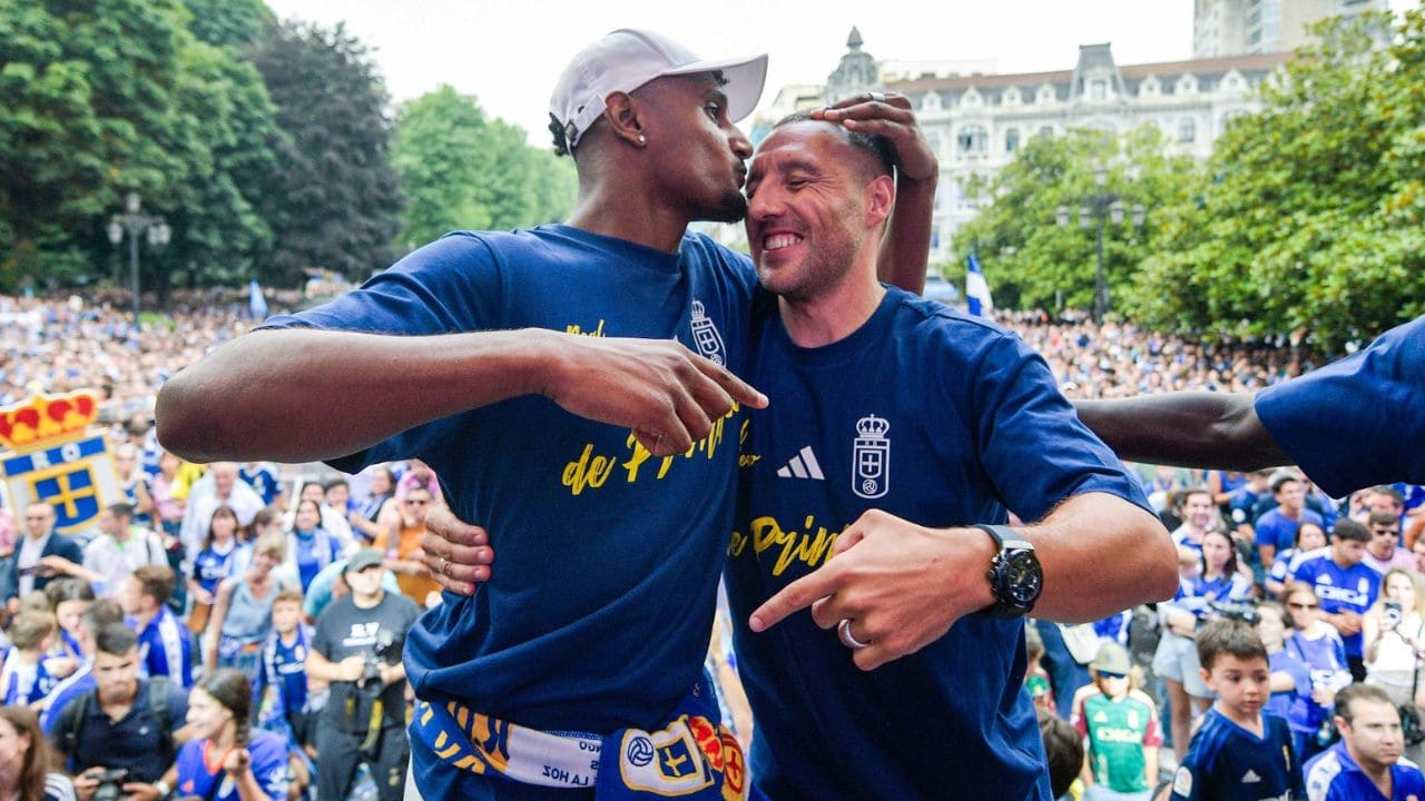 Santi Cazorla celebra el ascenso a Primera División con el Real Oviedo