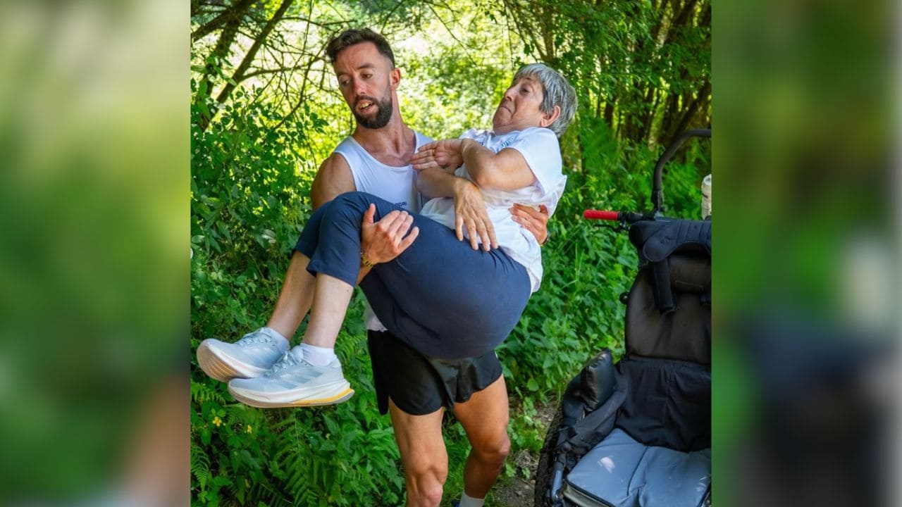 Eric completa el Camino de Santiago empujando a su madre en silla de ruedas