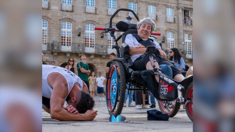 Eric completa el Camino de Santiago empujando a su madre en silla de ruedas lucha esclerosis multiple
