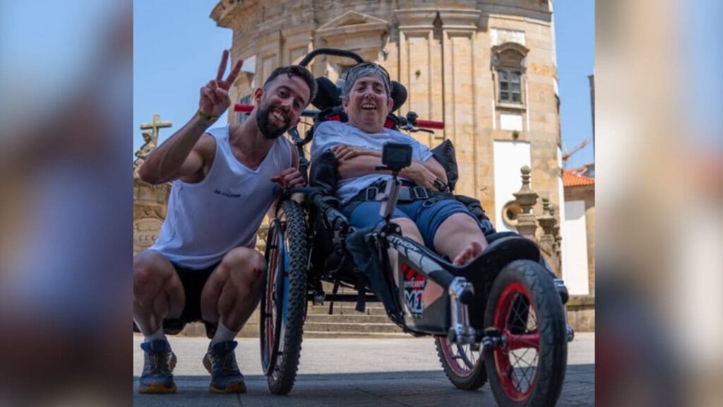 El atleta Eric Domingo realiza el Camino de Santiago empujando a su madre en silla de ruedas para visibilizar la esclerosis múltiple