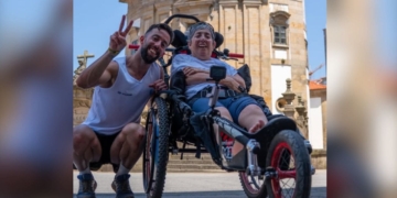 Eric Domingo realiza el Camino de Santiago empujando a su madre en silla de ruedas esclerosis múltiple