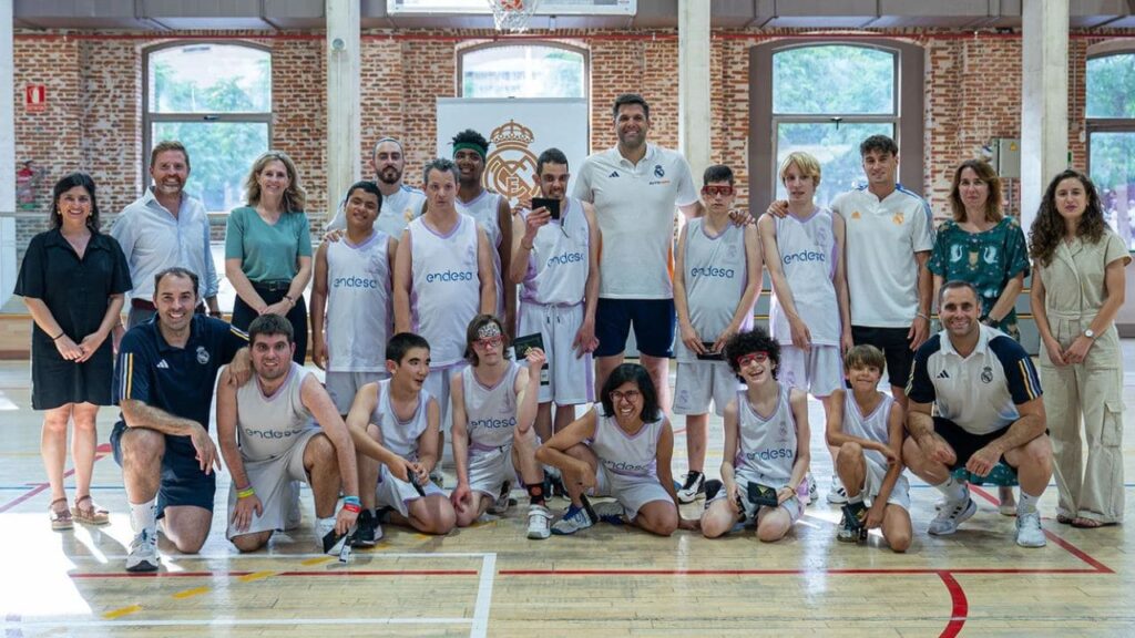 Felipe Reyes visita a los jóvenes con discapacidad de la escuela de baloncesto adaptado de la Fundación Real Madrid