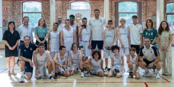 Felipe Reyes visita a los niños con discapacidad de baloncesto adaptado