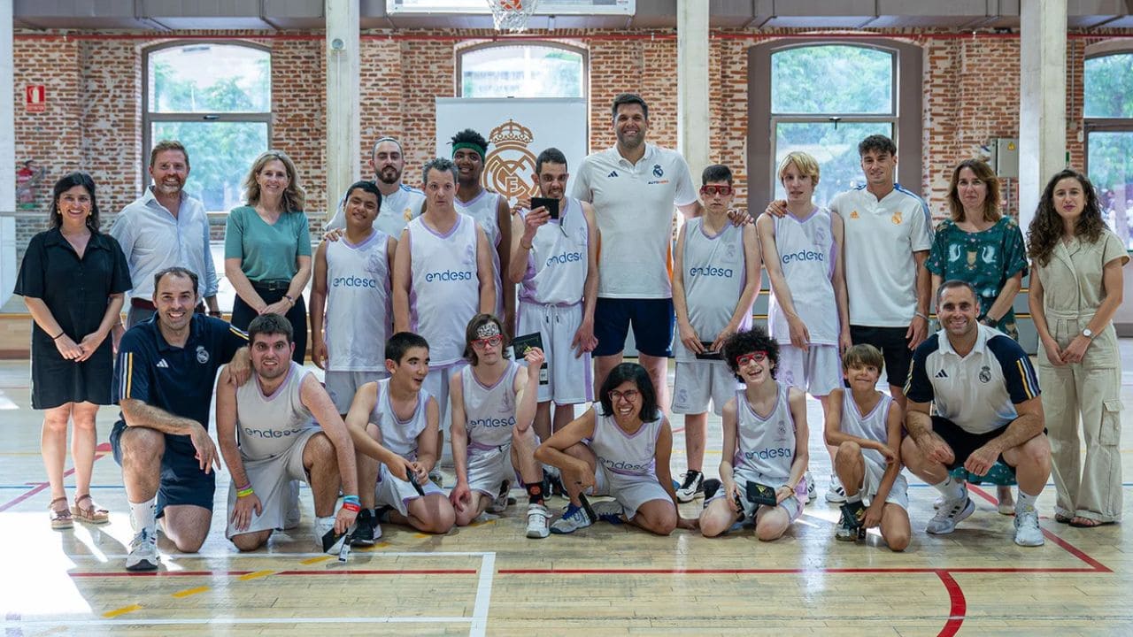 Felipe Reyes visita a los jóvenes con discapacidad de la escuela de baloncesto adaptado de la Fundación Real Madrid