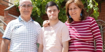 Ruben, joven con síndrome de Down junto a su familia