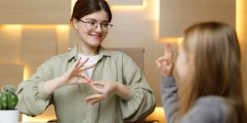 Intérprete de lengua de signos para alumnos con discapacidad en Madrid