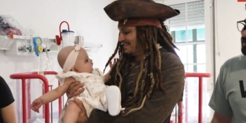 Johnny Depp visita como Jack Sparrow a los niños del Hospital Infantil Niño de Jesús de Madrid