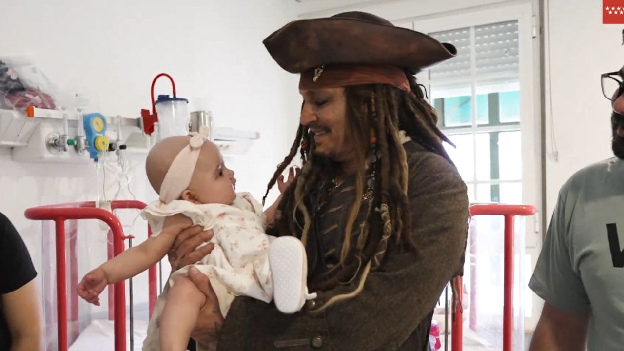 Johnny Depp visita como Jack Sparrow a los niños del Hospital Infantil Niño de Jesús de Madrid