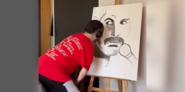 Lorenzo, joven con artrogriposis múltiple congénita, pinta cuadros con la boca