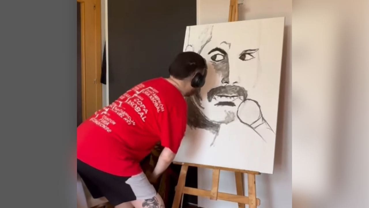 Lorenzo, joven con artrogriposis múltiple congénita, pinta cuadros con la boca