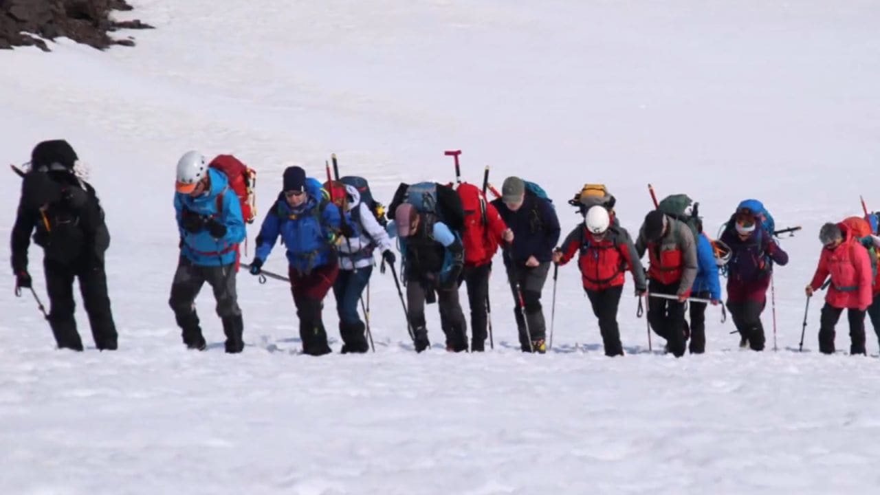 Montañeros con discapacidad coronan el 'Pico de Julio Verne'