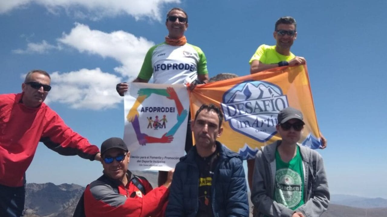 Once personas con discapacidad suben al Mulhacén