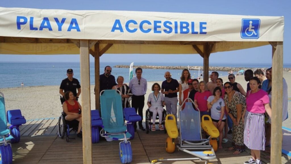 El Ejido refuerza las zonas accesibles en sus playas para personas con discapacidad