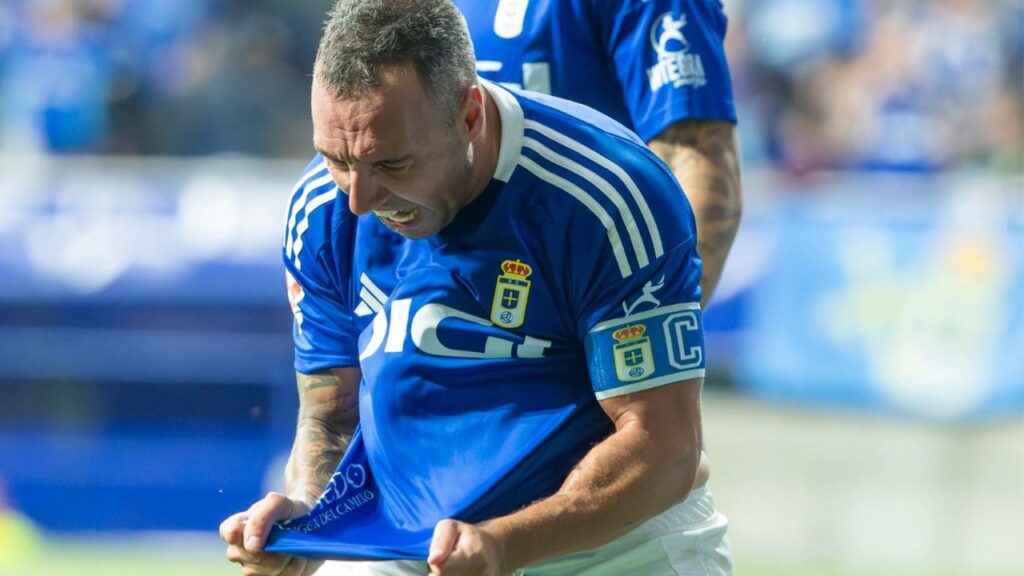 La historia de superación de Cazorla: De no poder andar a ascender a Primera División con el Oviedo con 40 años de edad