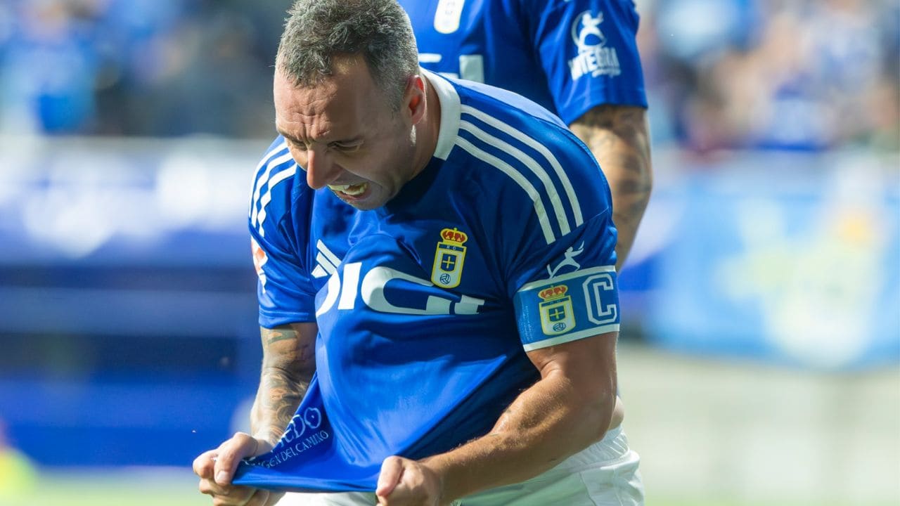 Santi Cazorla celebra un gol con rabia con el Real Oviedo