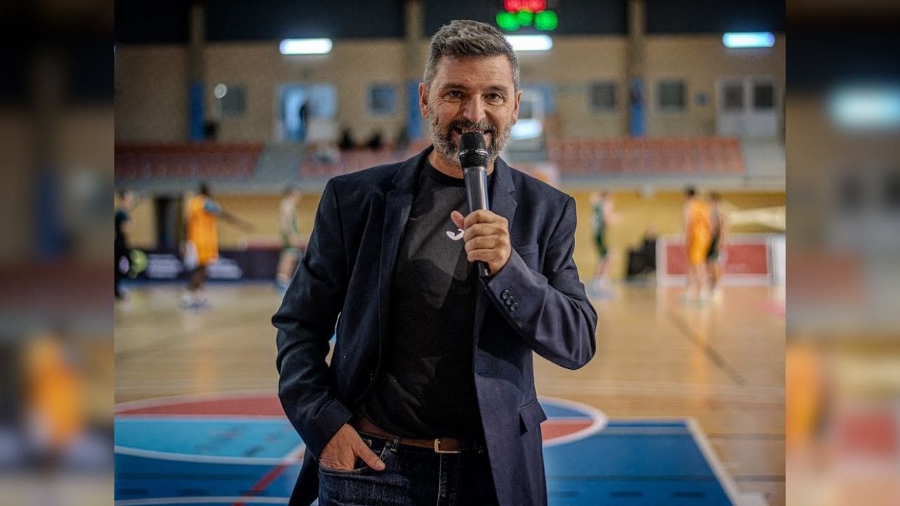 El presentador Álex Parreño manda un mensaje a las personas con discapacidad: «El deporte nos puede salvar»