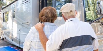 Anciano de 93 años en autocaravana con su esposa