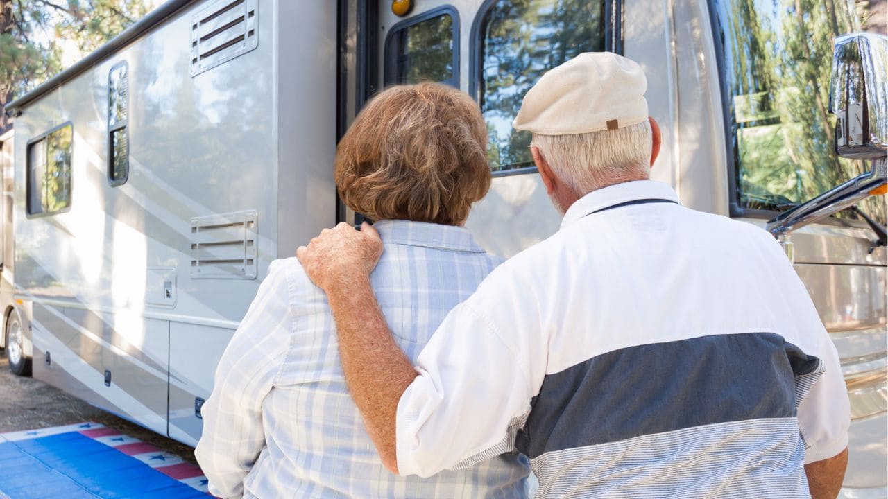 Anciano de 93 años en autocaravana con su esposa