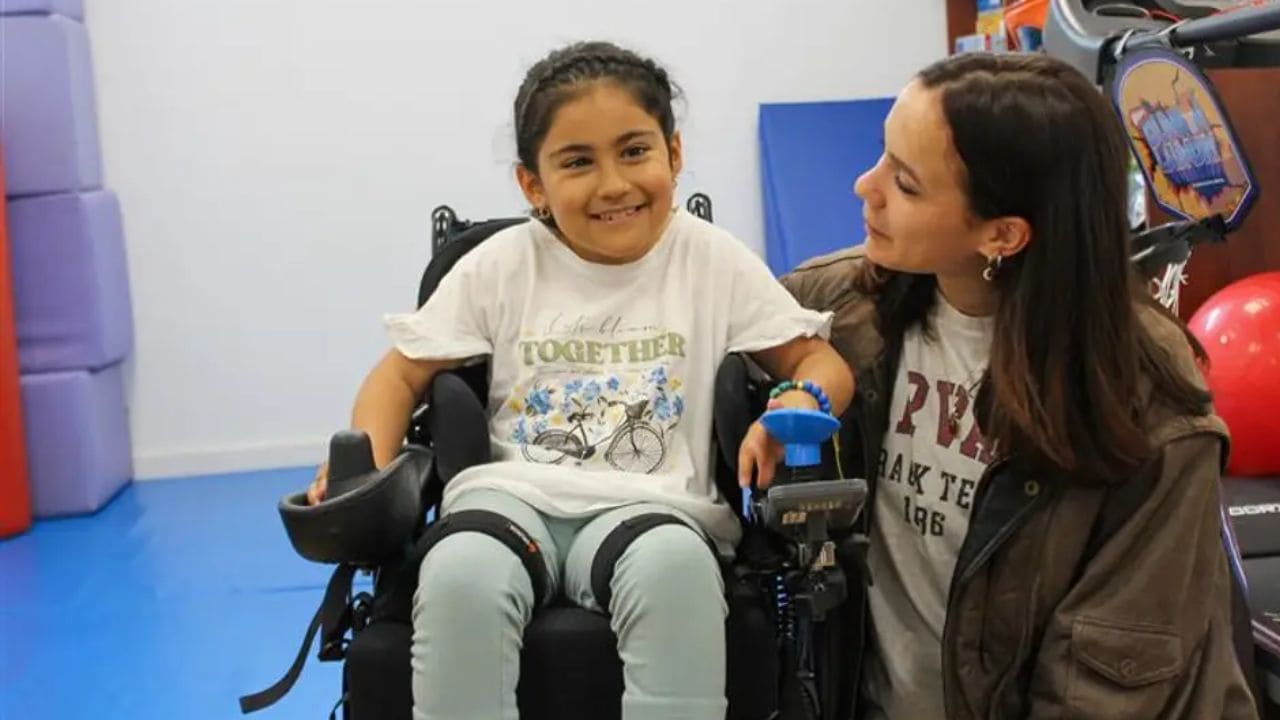 Estudiantes de fisioterapia en España devuelven la autonomía a niños con discapacidad gracias a la impresión 3D