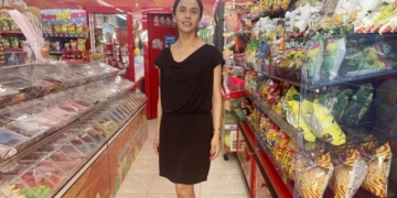 Giovana Rodríguez, dueña de una tienda de chucherías con una discapacidad sobrevenida