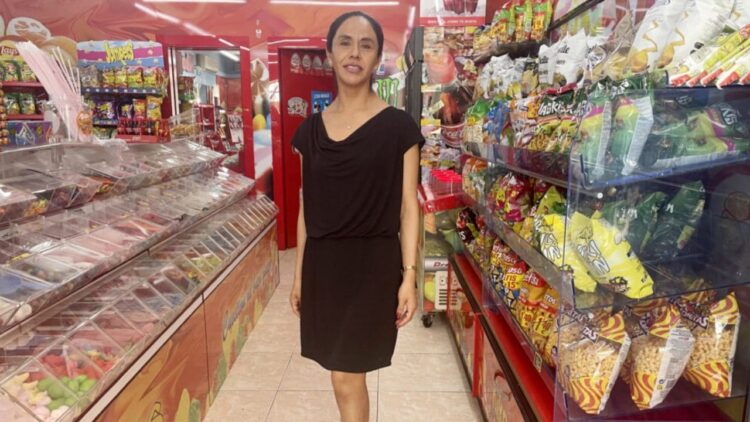 Giovana Rodríguez, dueña de una tienda de chucherías con una discapacidad sobrevenida