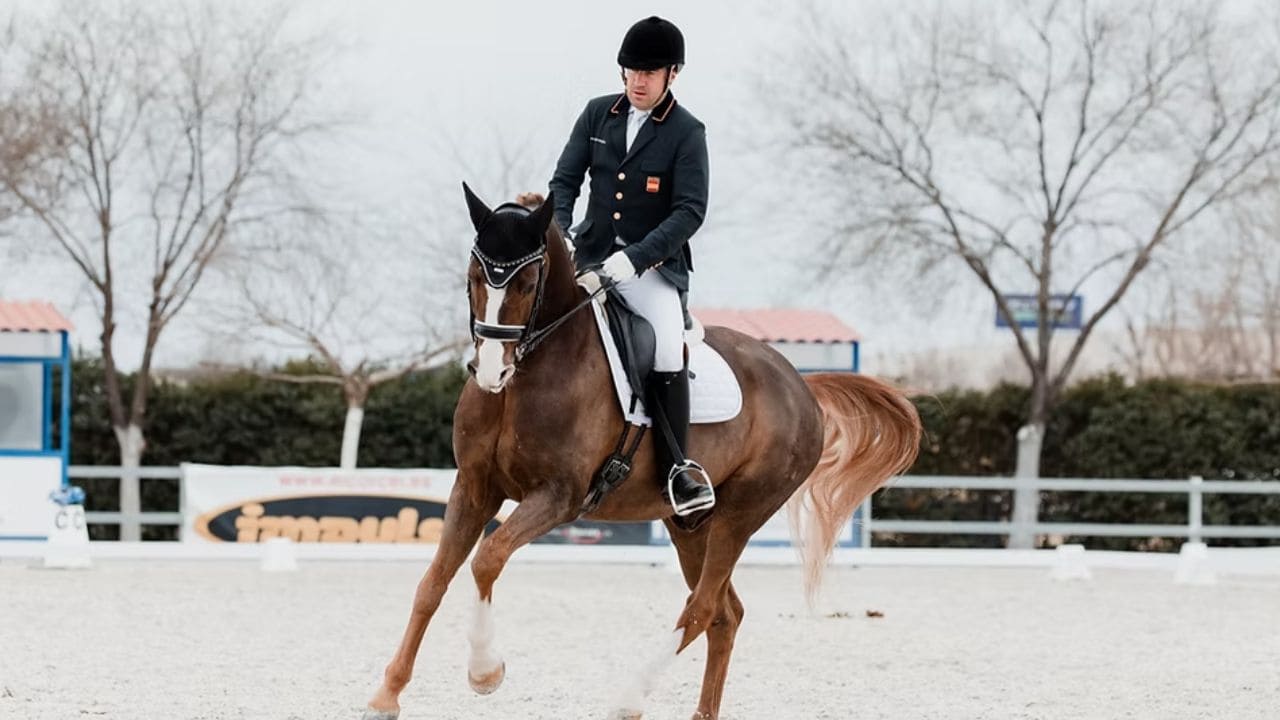 Iker Beitia, jinete de doma paralímpica, con Belizzo