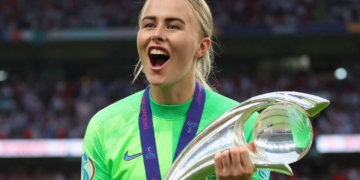 Hanna Hampton, portera de Inglaterra con estrabismo