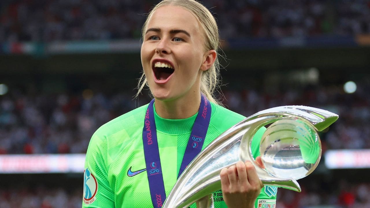 Hanna Hampton, con estrabismo, destaca defendiendo la portería de Inglaterra en la Eurocopa Femenina 2025