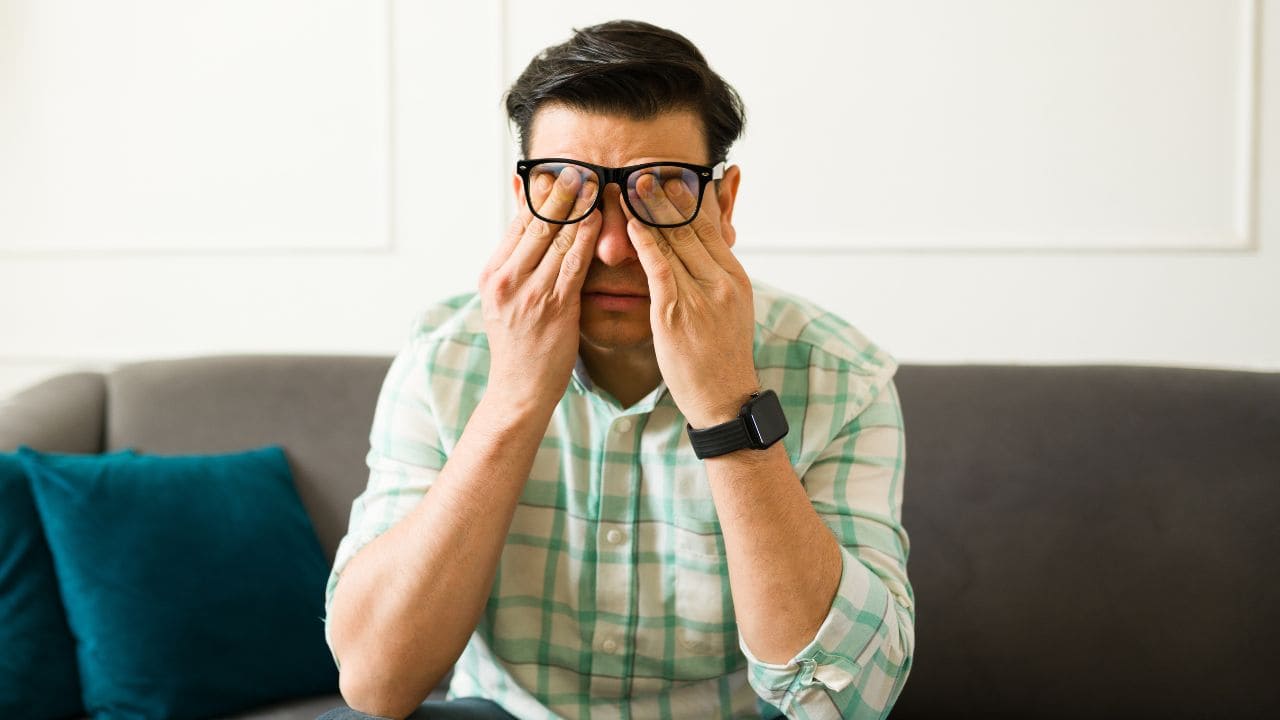 Hombre triste por no obtener una incapacidad permanente