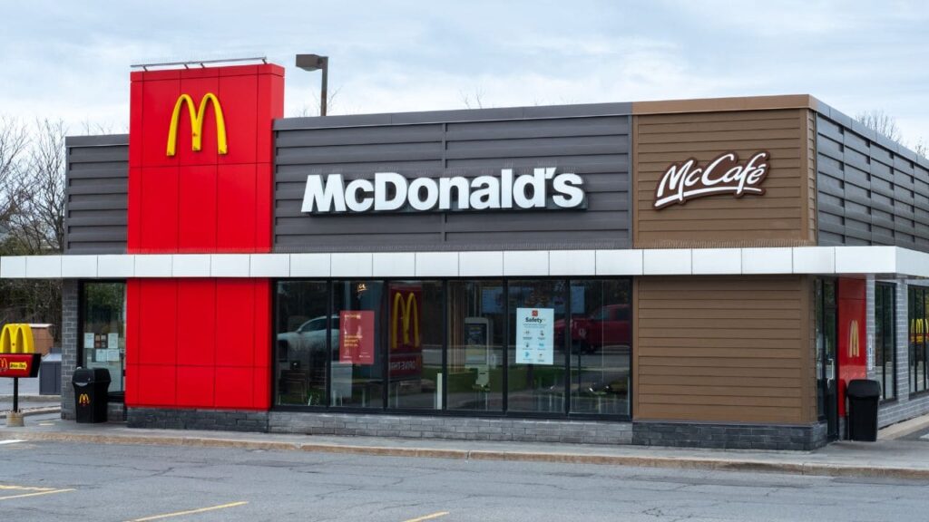 Un trabajador de McDonald’s obtiene una incapacidad permanente total por dolencias cervicales a través de la vía judicial