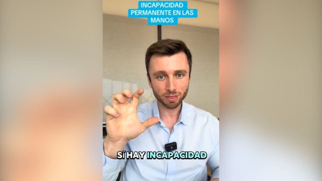 El abogado Víctor Arpa muestra un gesto de movilidad reducida en la mano para solicitar una incapacidad permanente