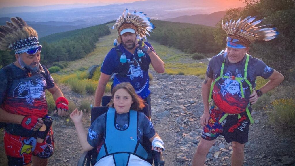 Joaquín, su hija con discapacidad y su equipo de indios coronan tres picos de tres mil metros en un día