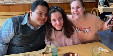 Lucía Álvarez, ciega de nacimiento, celebrando su cumpleaños