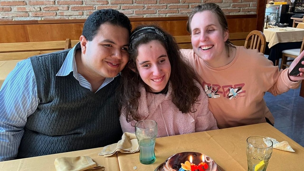 Lucía Álvarez, ciega de nacimiento, celebrando su cumpleaños